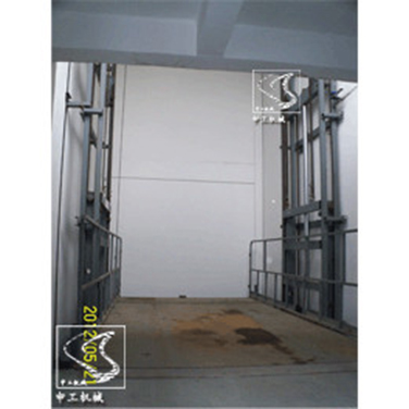 鏈條導(dǎo)軌式升降機(jī)